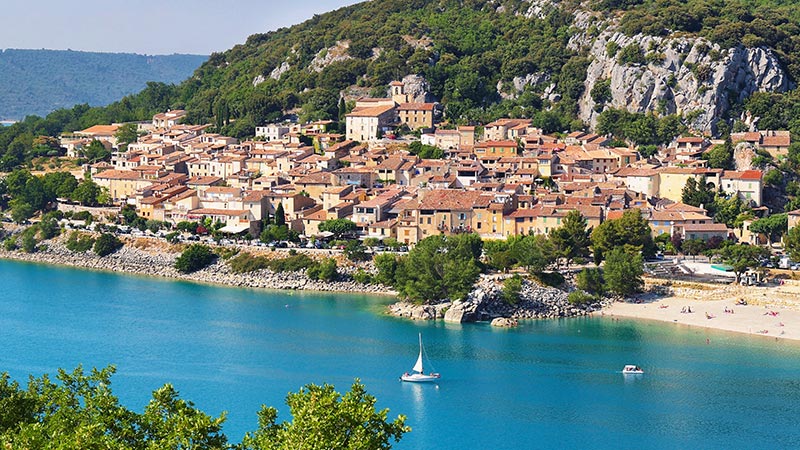 Village de Bauduen au bord du lac Sainte Croix en Provence
