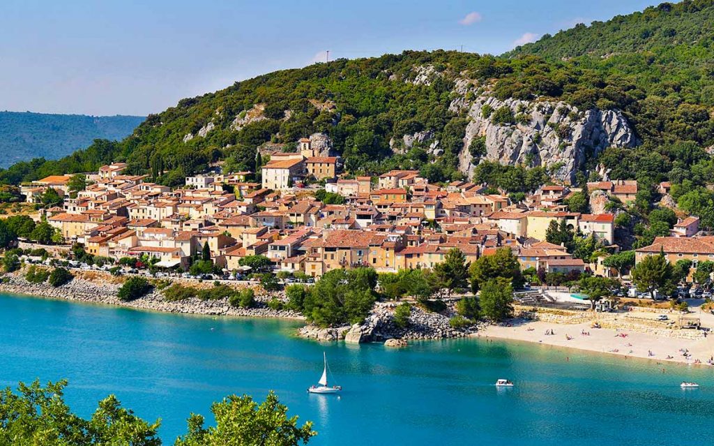 Village de Bauduen en Provence au bord du lac de Sainte Croix