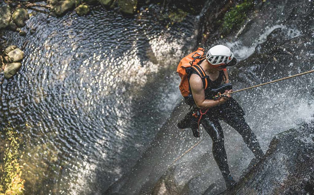 Activité sportive de canyoning dans les gorges du Verdon en Provence